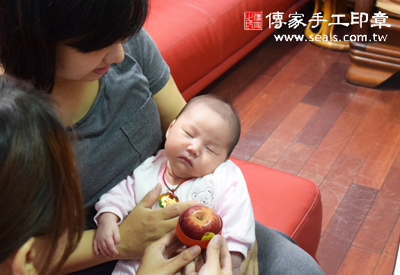 吳寶寶(台中北屯區到府嬰兒寶寶滿月剃頭理髮、免費到府嬰兒剃胎毛儀式吉祥話)。到府剃頭剃胎毛主持、專業拍照、DVD光碟、證書。★購買「臍帶章、肚臍章、胎毛筆刷印章」贈送：剃頭、收涎、抓周，三選一。2015.12.06 照片8